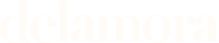 Logotipo de Delamora en blanco sobre fondo oscuro