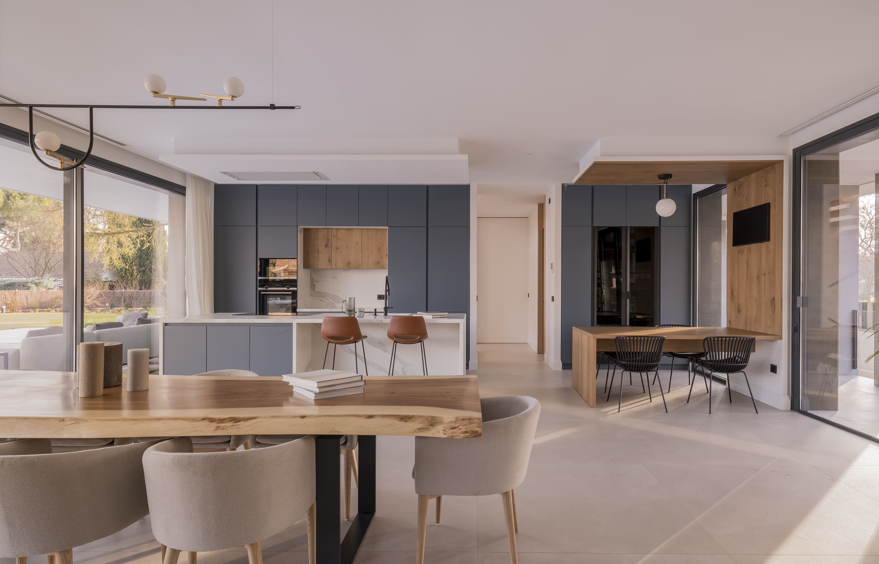 Cocina contemporánea con muebles de colores neutros y detalles en madera