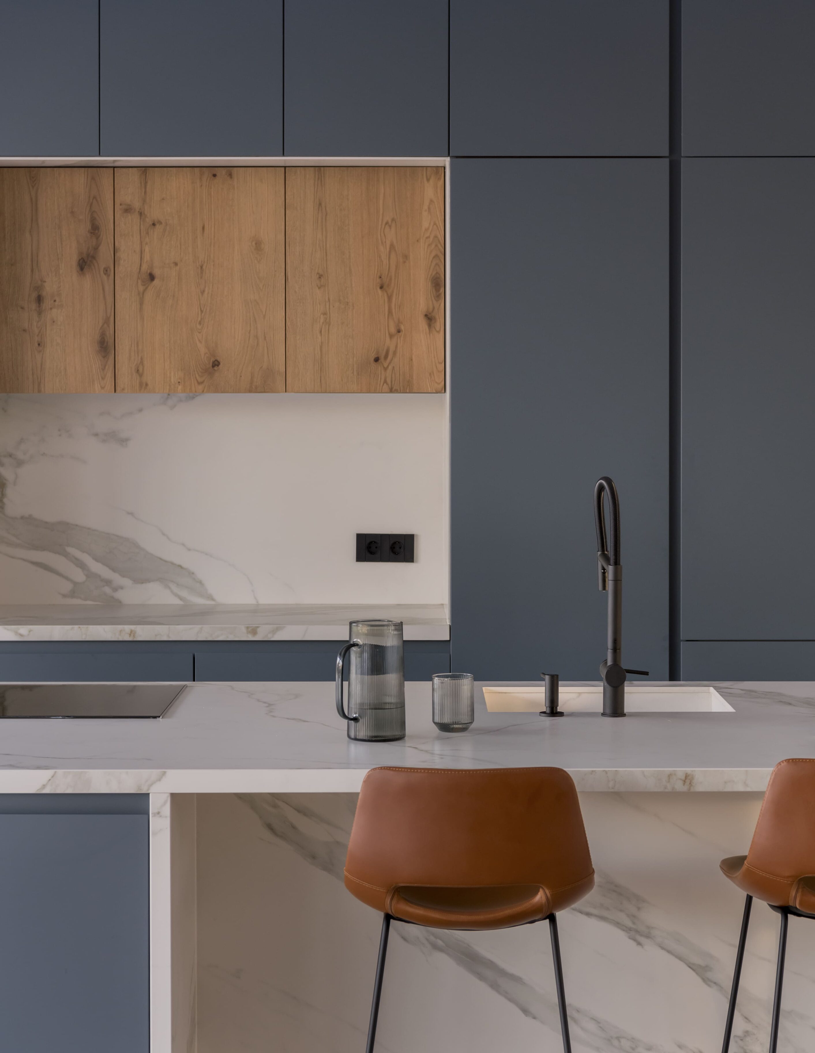 Cocina contemporánea con armarios azules y encimera de mármol