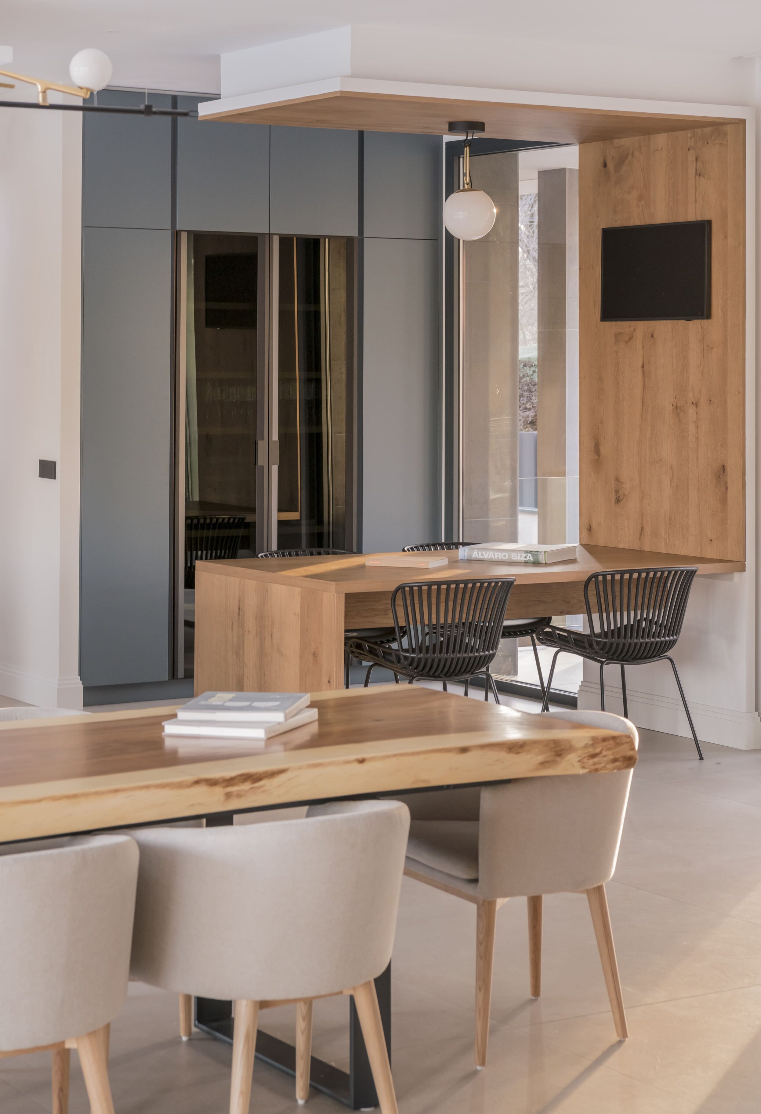 Cocina contemporánea con muebles de madera y isla central