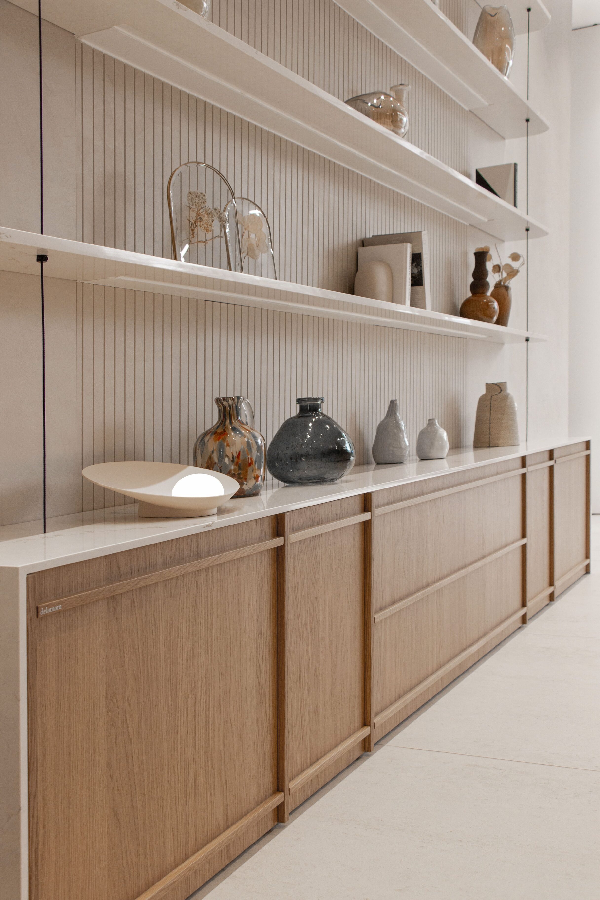 Mueble de cocina con estantes decorativos y elementos de cerámica
