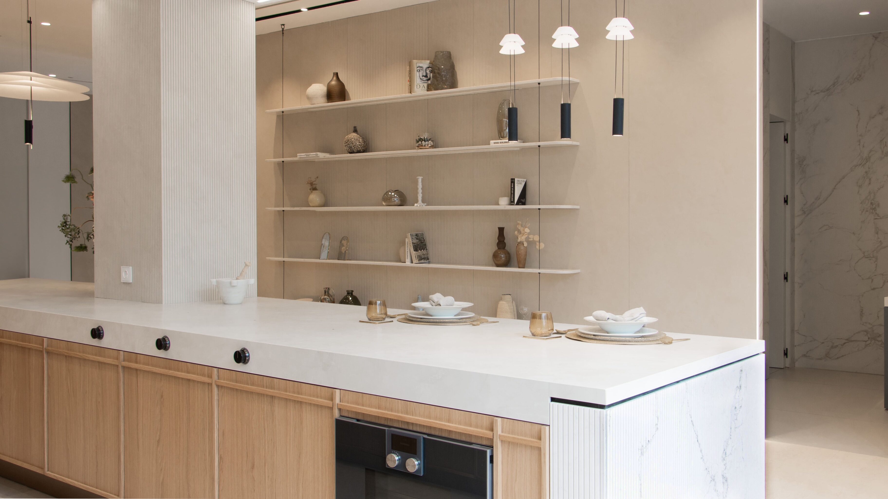 Cocina moderna con encimera de mármol y estanterías abiertas