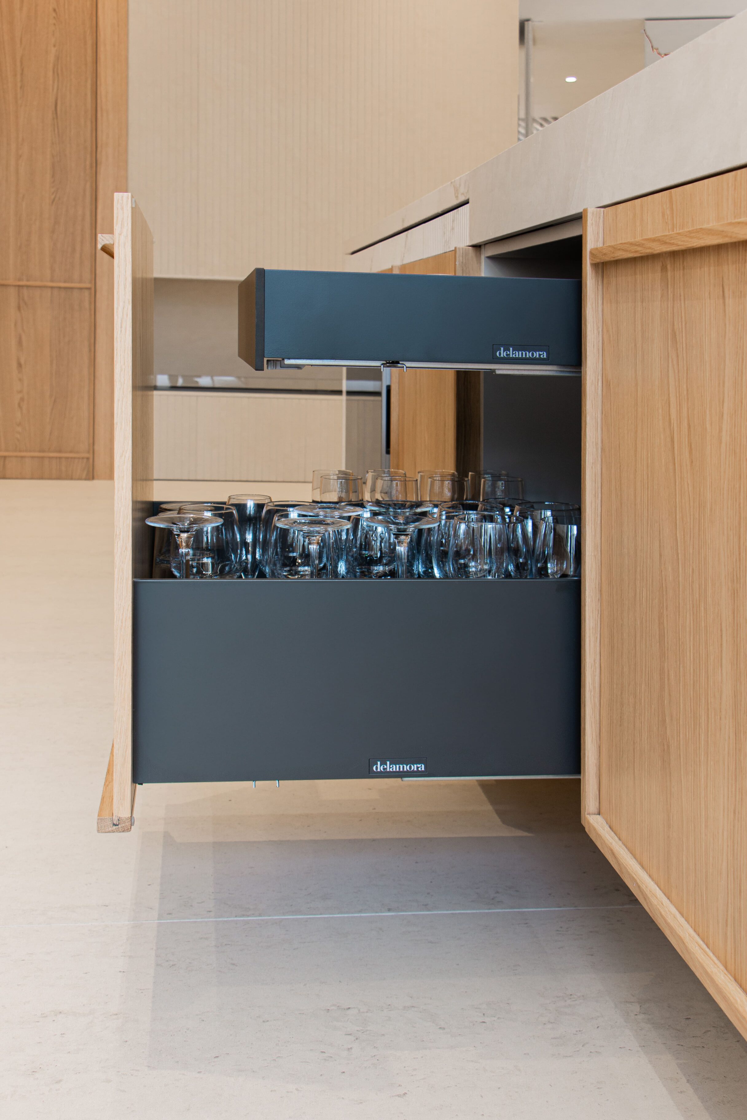 Cajón de cocina con utensilios de cristal y color negro.