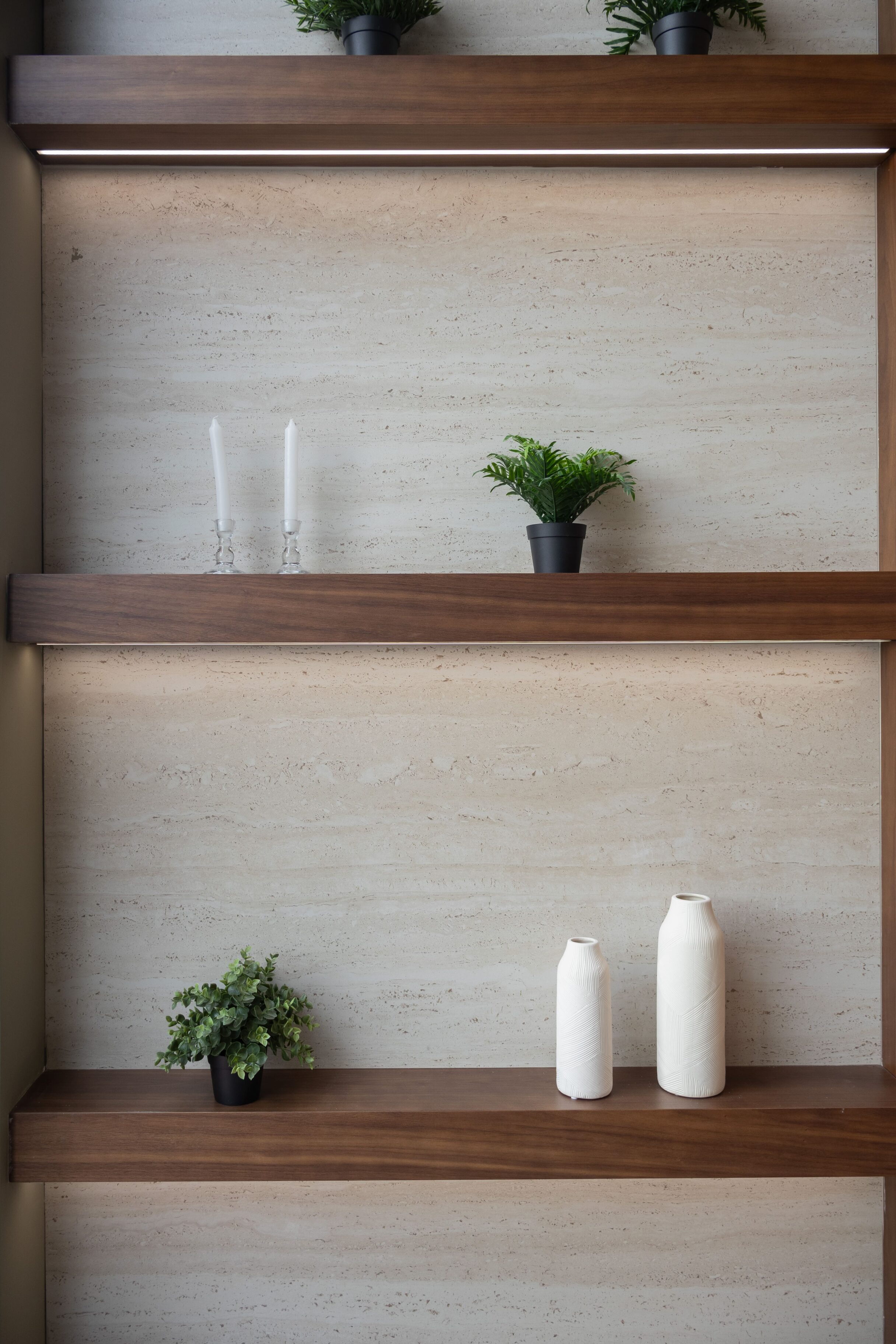 Estanterías de madera con iluminación y plantas en macetas