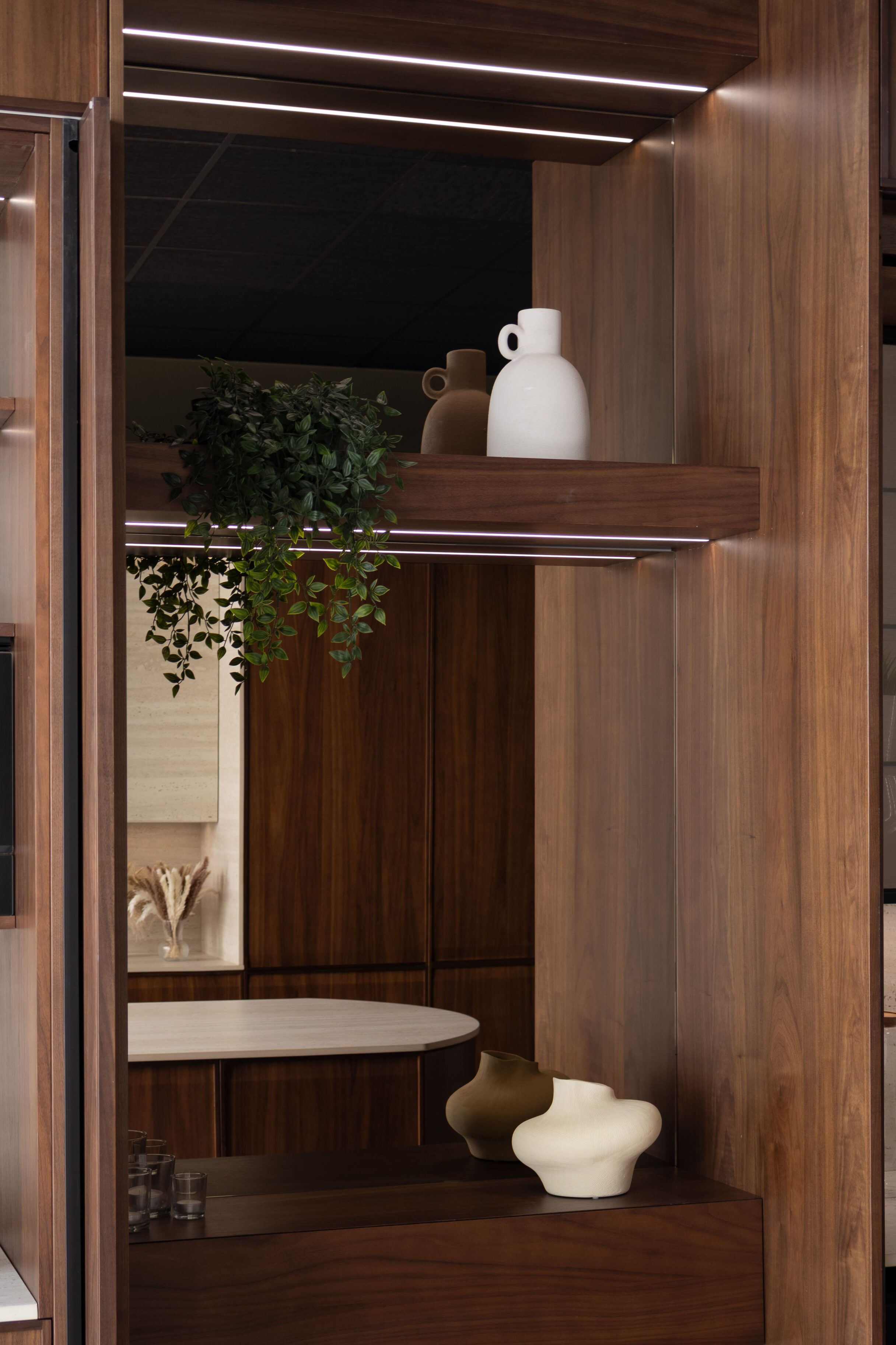 Estantería de madera con iluminación LED y decoración en cocina moderna