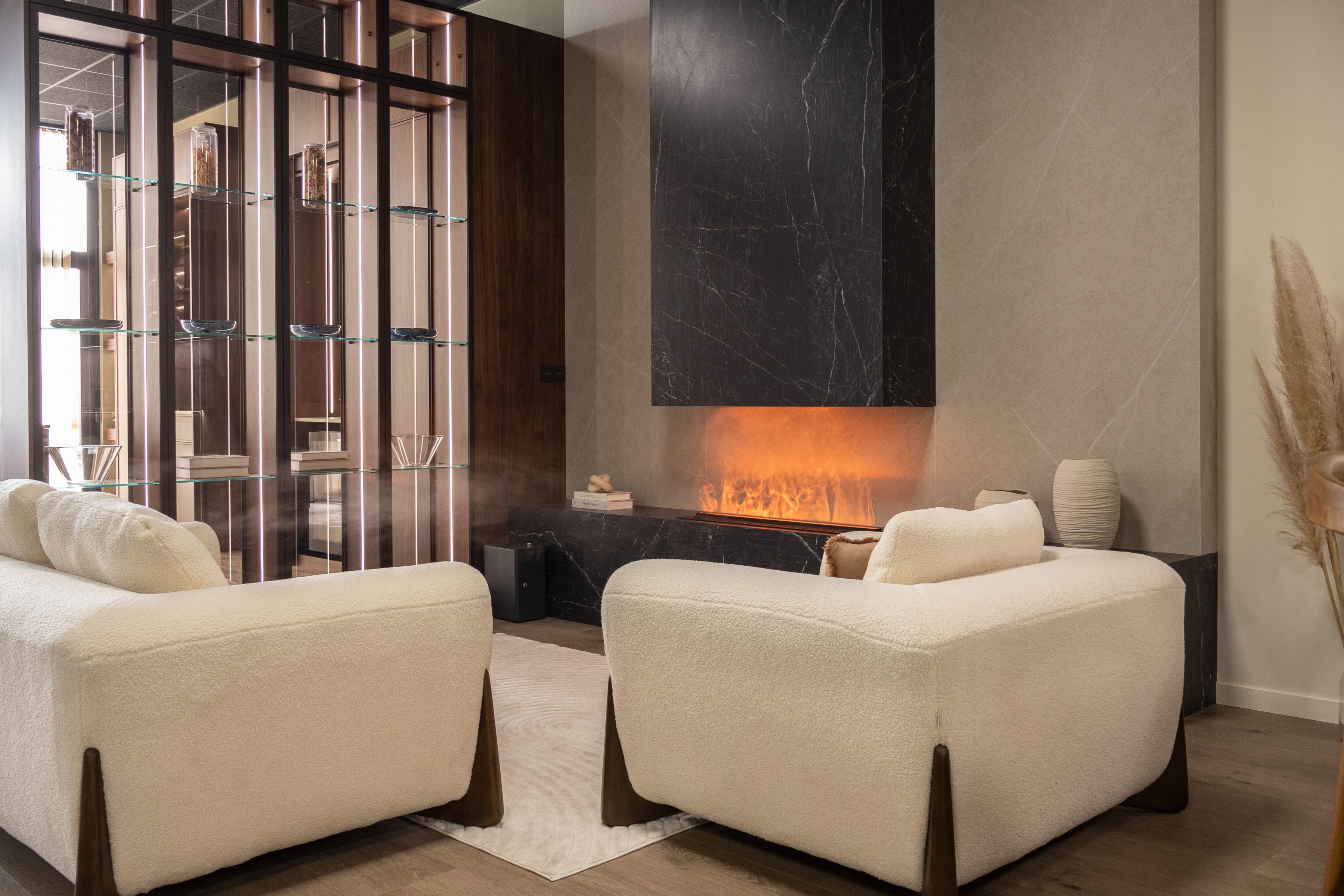 Sofás de diseño contemporáneo frente a chimenea en un salón moderno