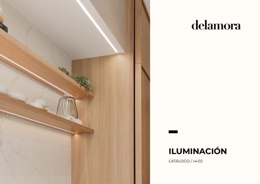 Iluminación técnica en cocina con estanterías de madera y detalles en mármol.
