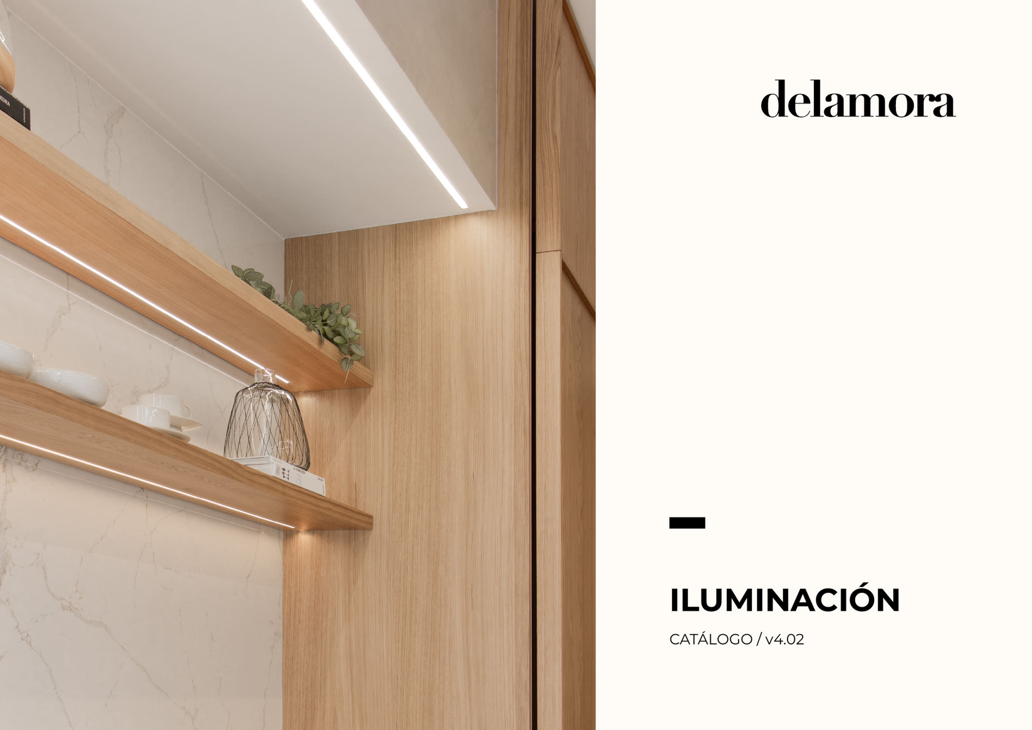 Iluminación técnica en cocina con estanterías de madera y detalles en mármol.