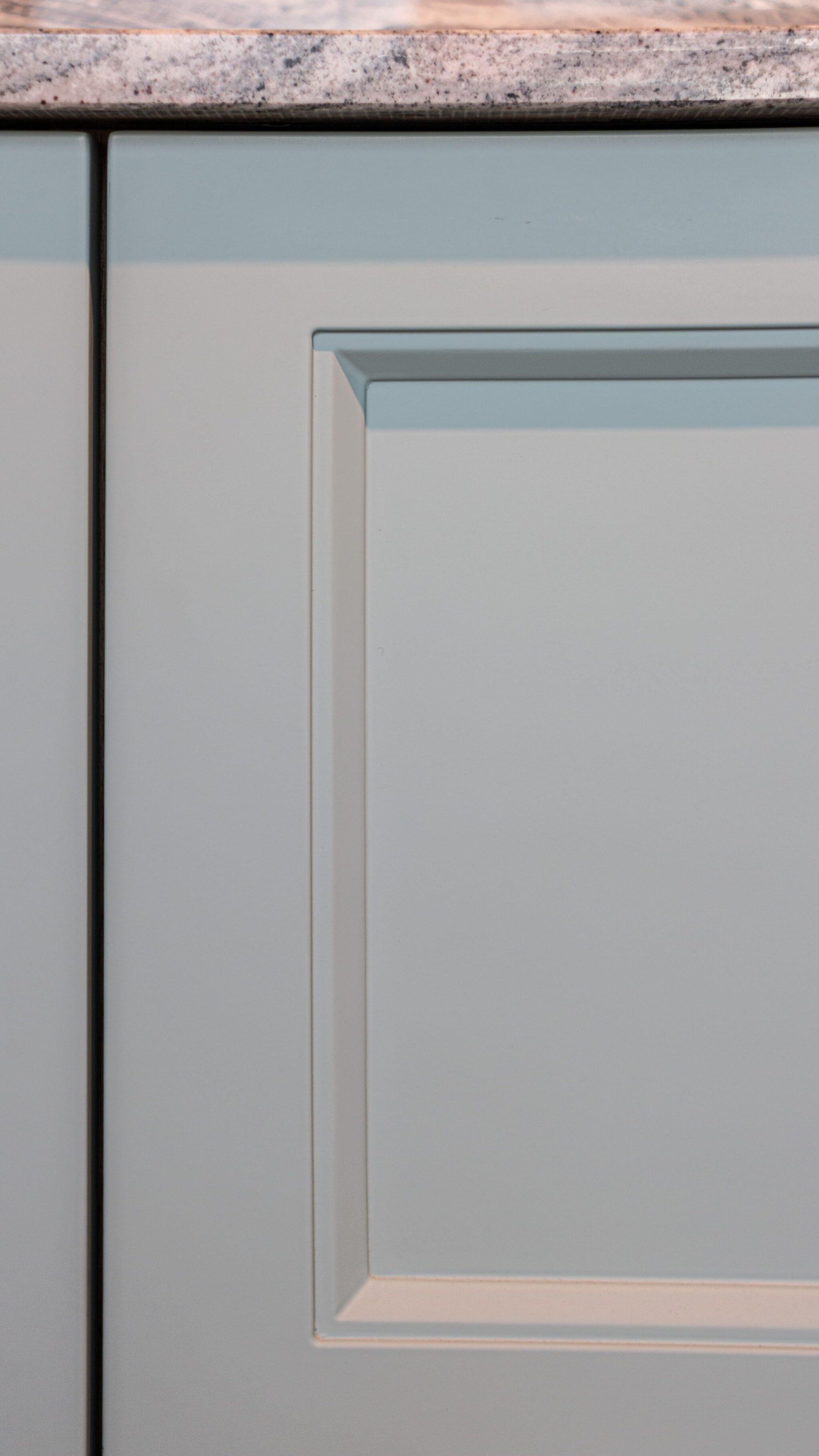 Puerta de armario de cocina con acabado en color azul y detalles en relieve