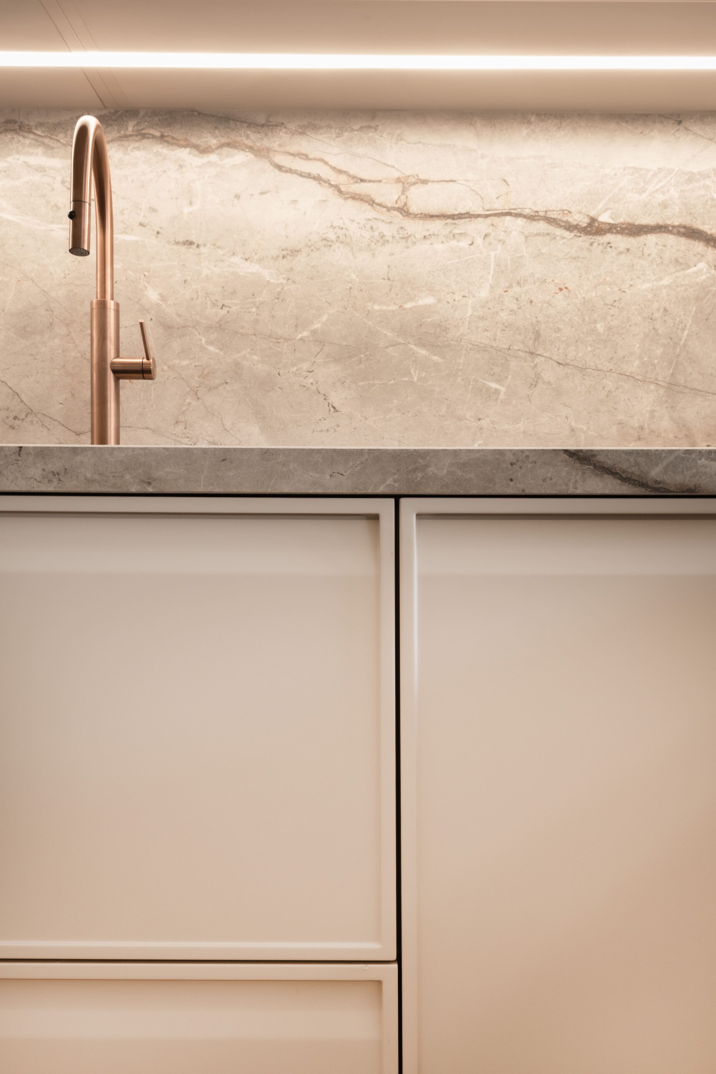 Fregadero de cocina sobre una encimera de mármol con grifo de diseño contemporáneo