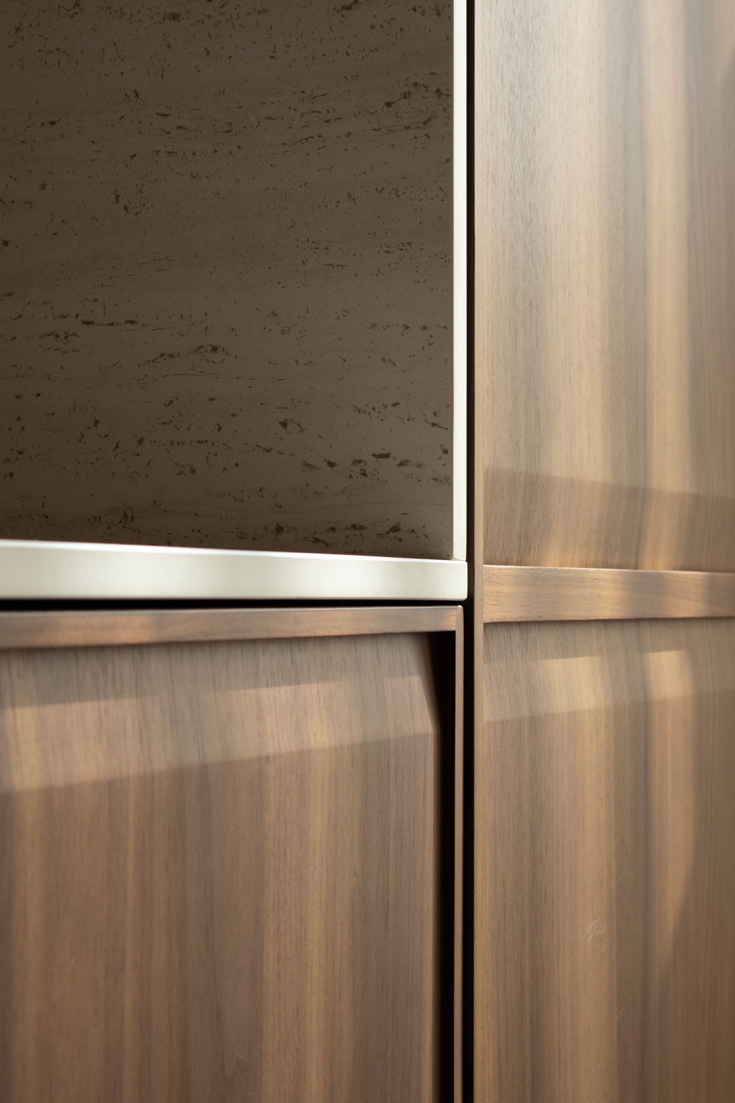 Detalles de muebles de cocina con acabados de madera y superficies lisas