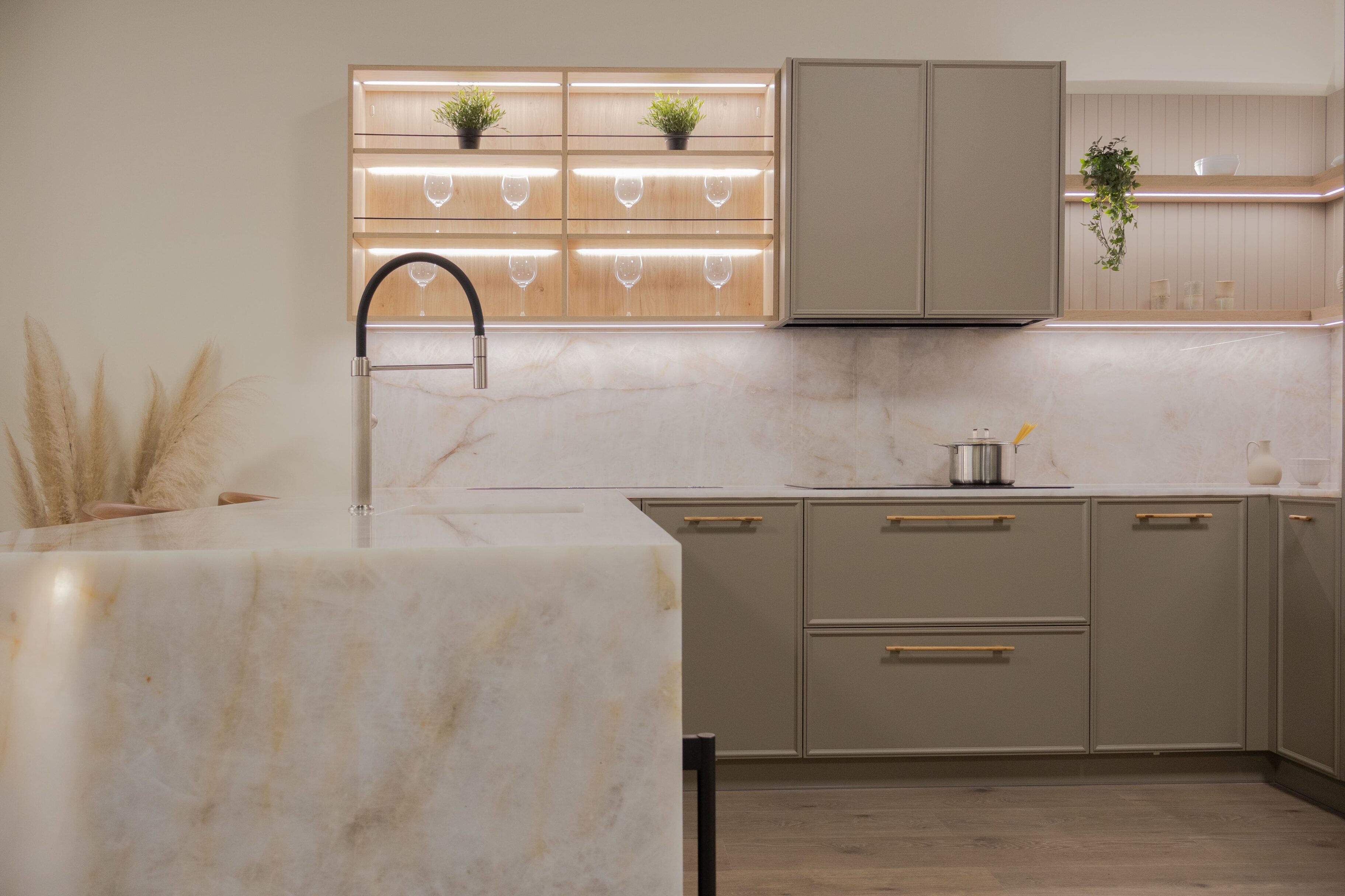 Cocina moderna con encimera de mármol y muebles grises.