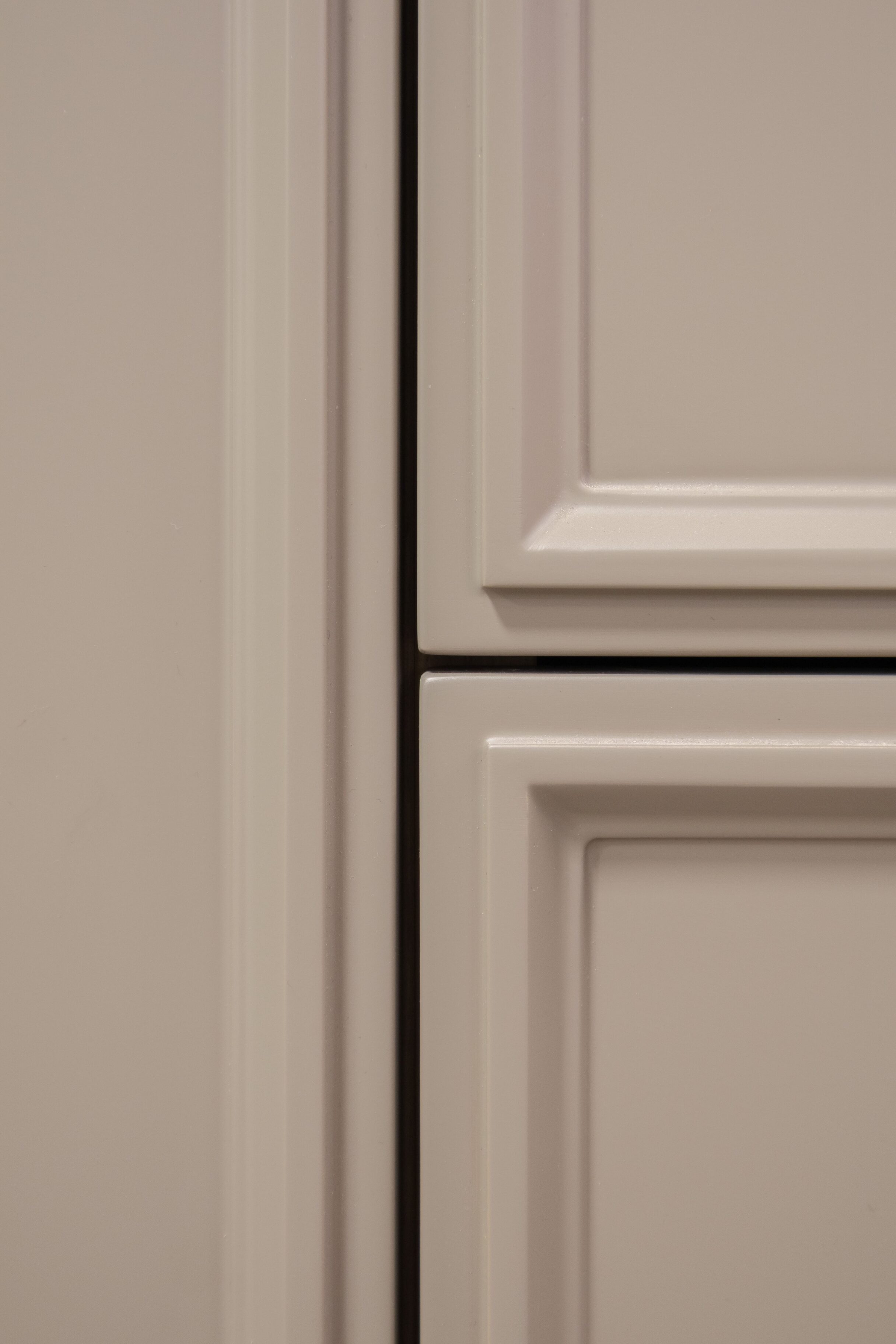 Puerta de mueble de cocina en color blanco con detalles en relieve