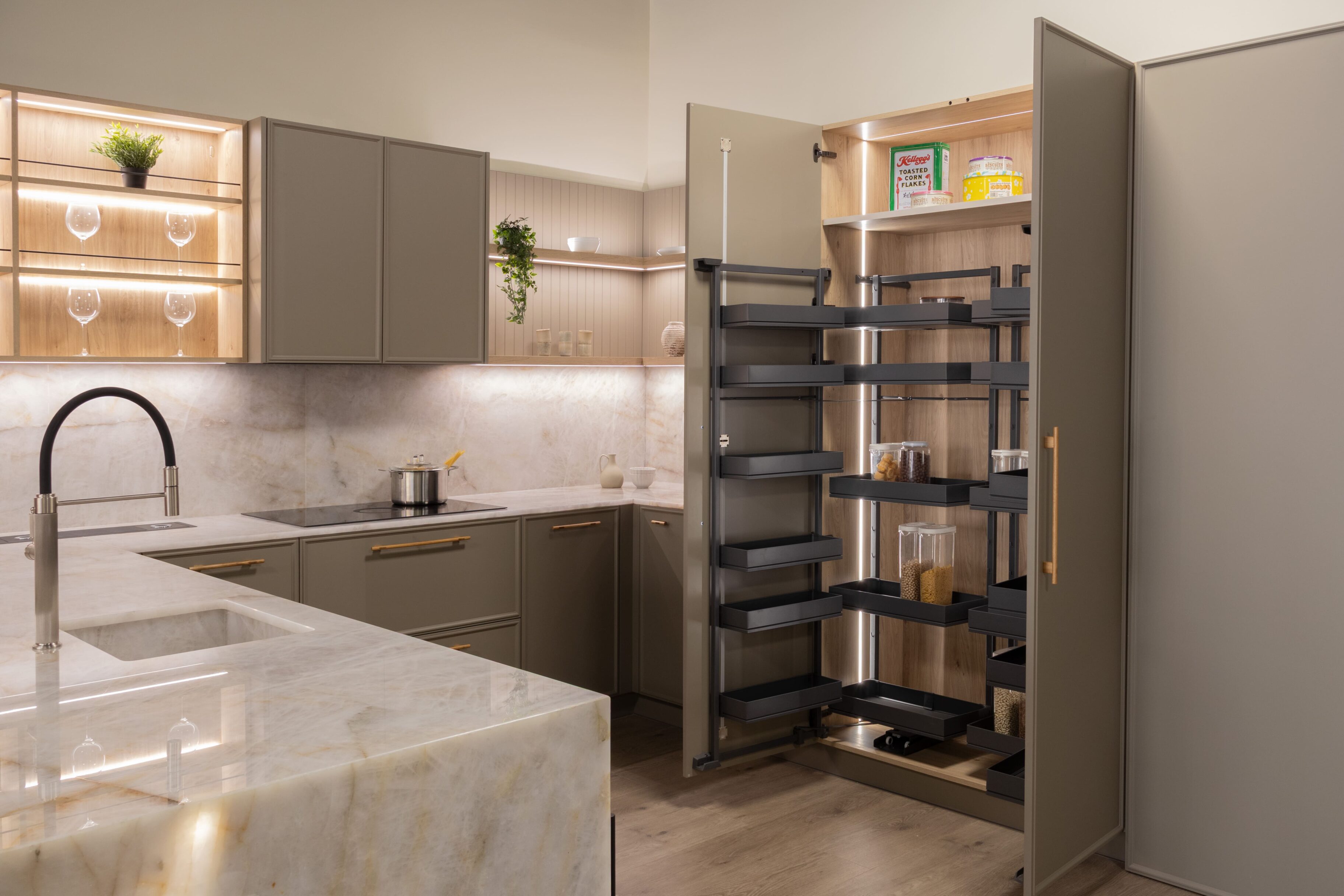 Cocina contemporánea con mobiliario en tonos grises y despensa de almacenamiento abierta