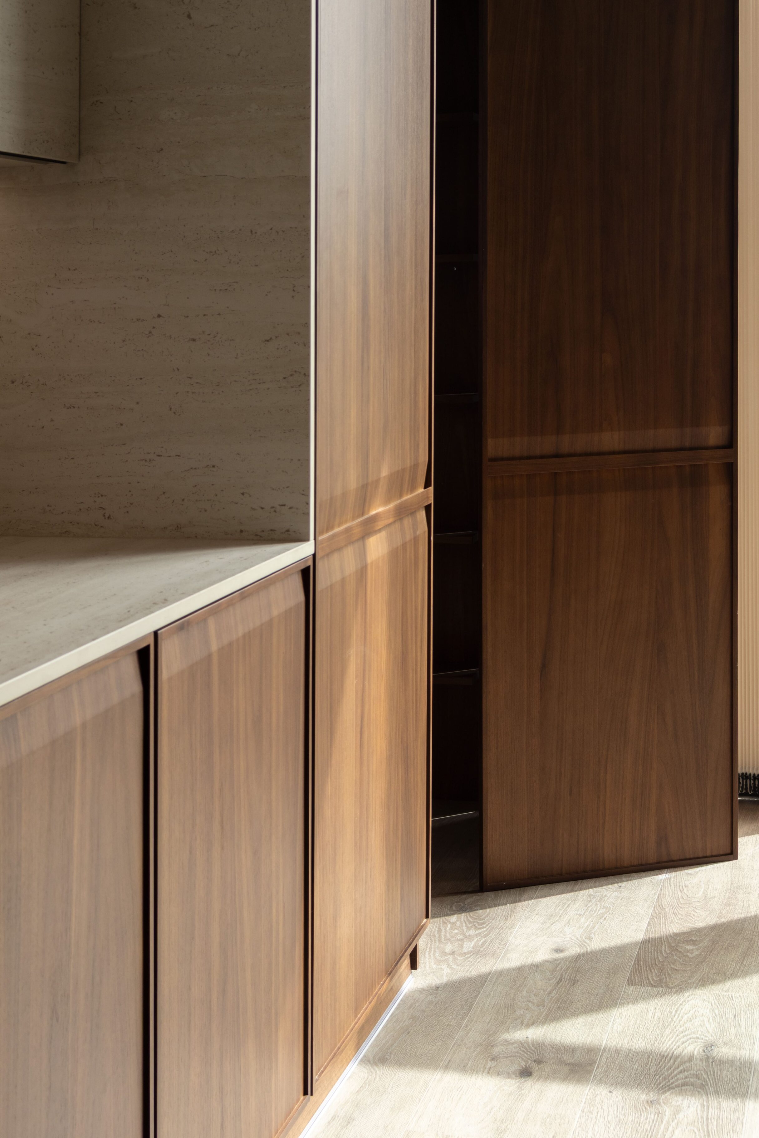 Cocina con muebles de madera oscura y encimera clara