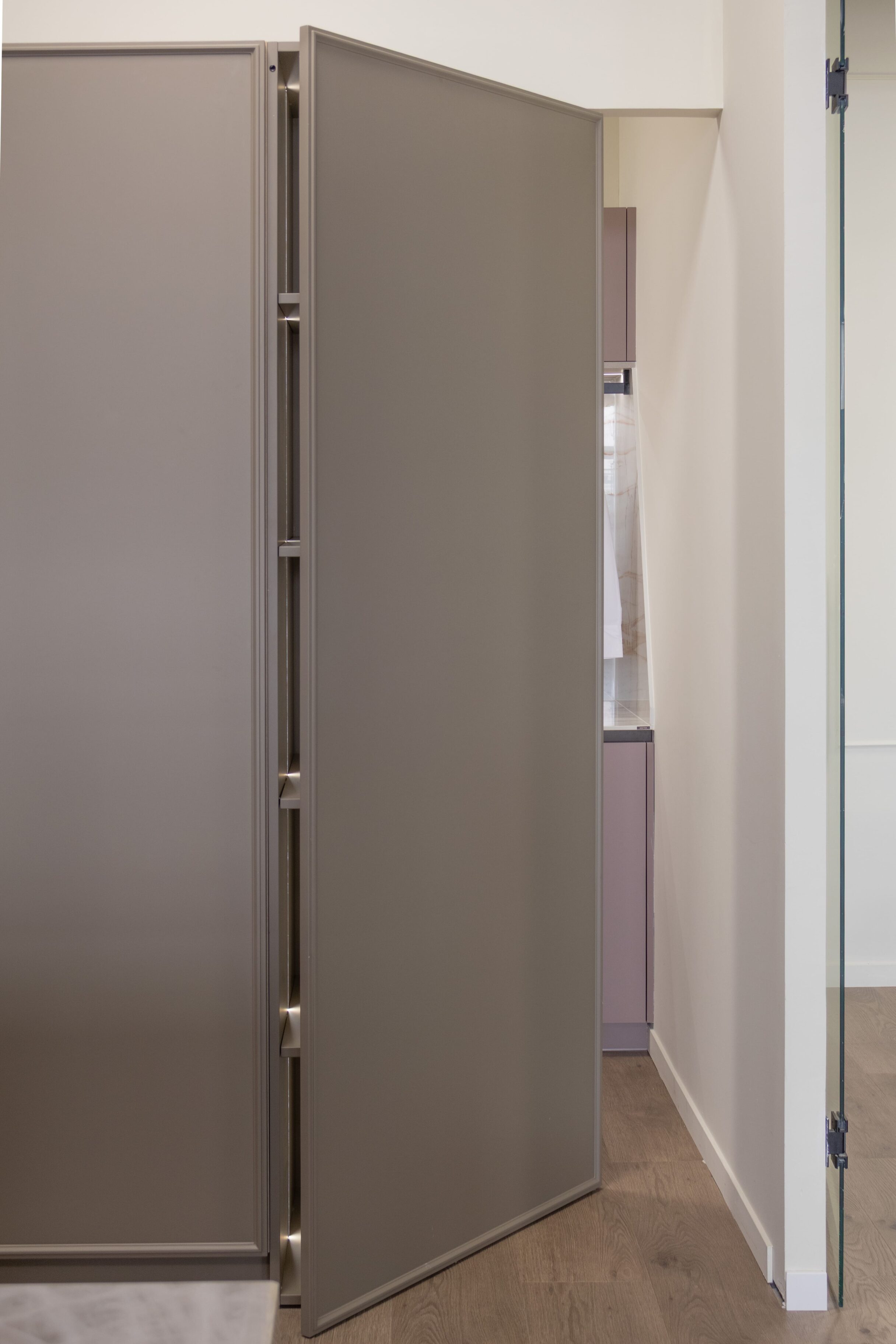 Puerta de armario con acabado mate en un diseño contemporáneo