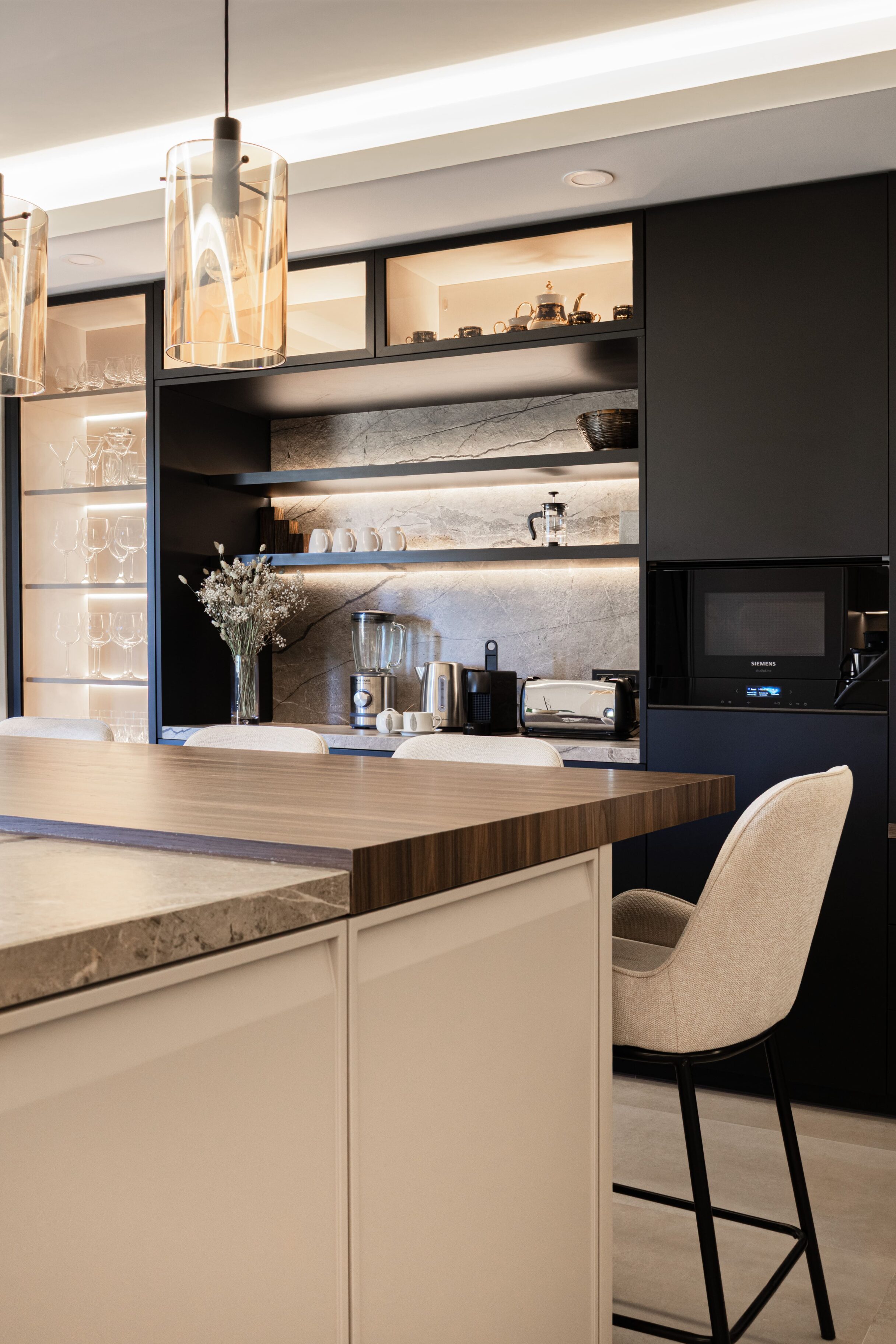 Cocina moderna con muebles de diseño y estanterías iluminadas