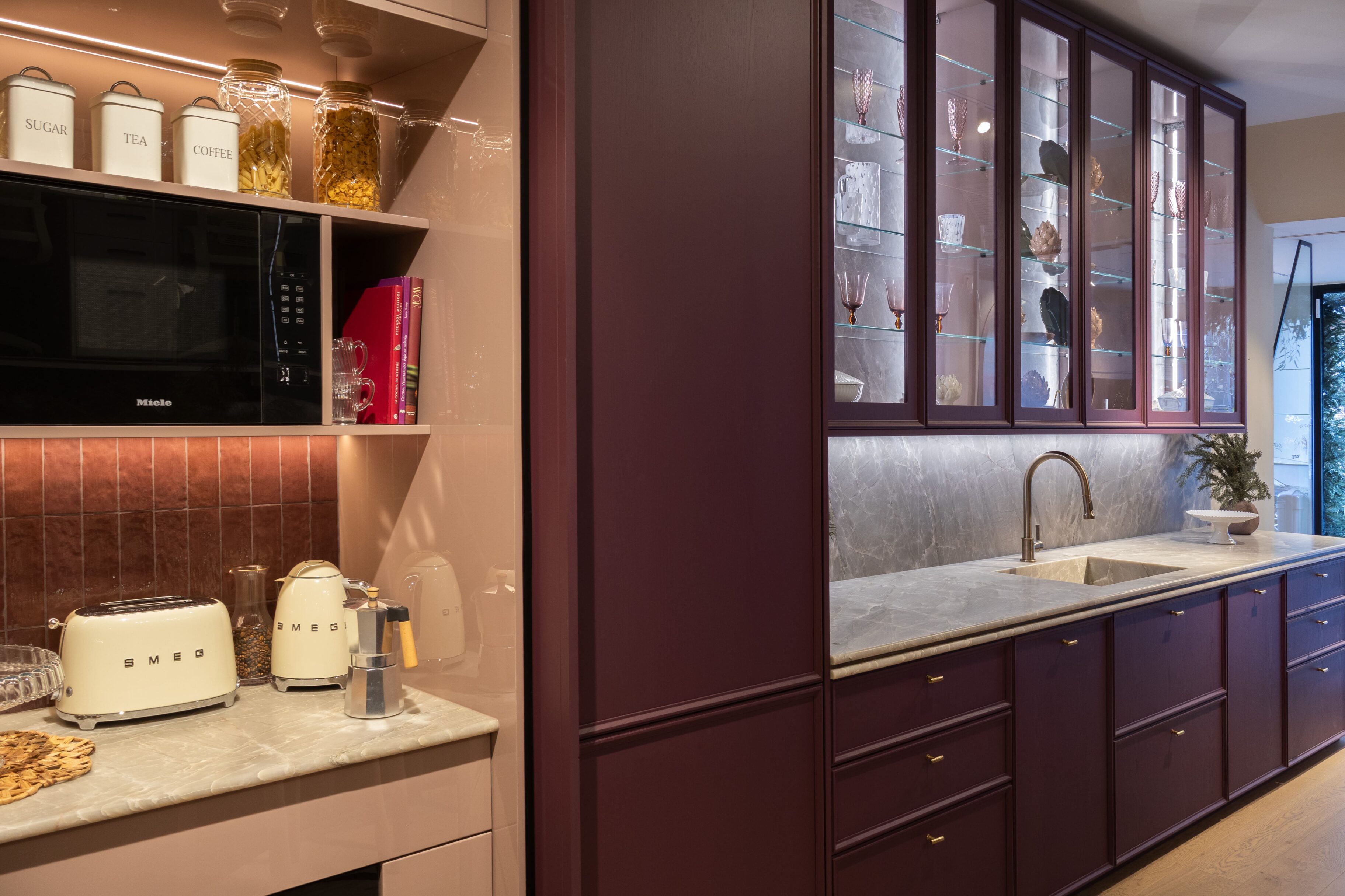 Cocina contemporánea con armarios púrpuras y encimera de mármol