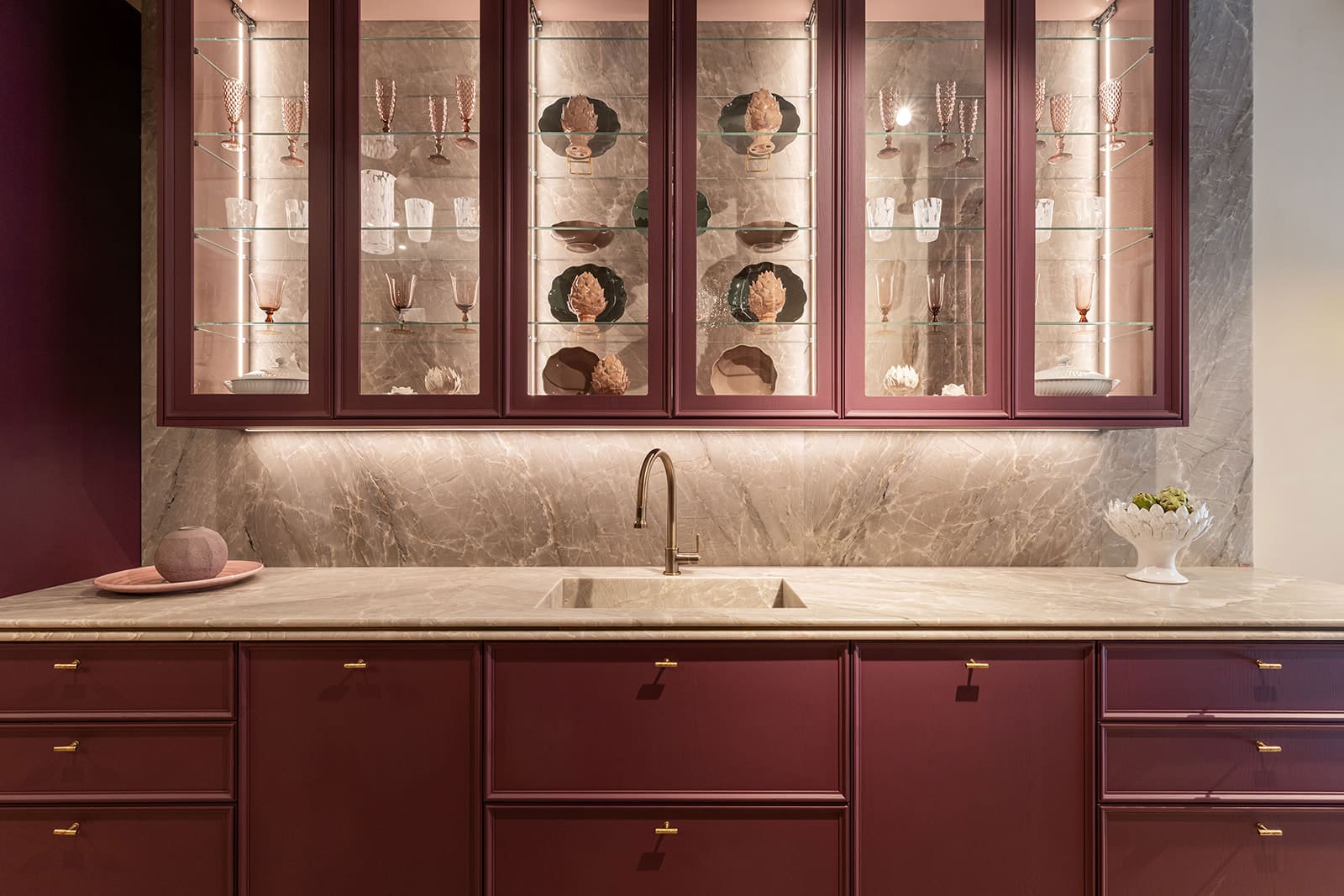 Mueble de cocina con puertas de cristal y luces LED