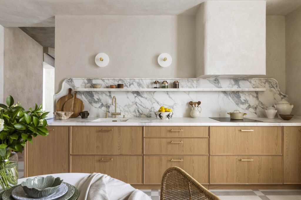 Cocina contemporánea con muebles de madera y detalles de mármol
