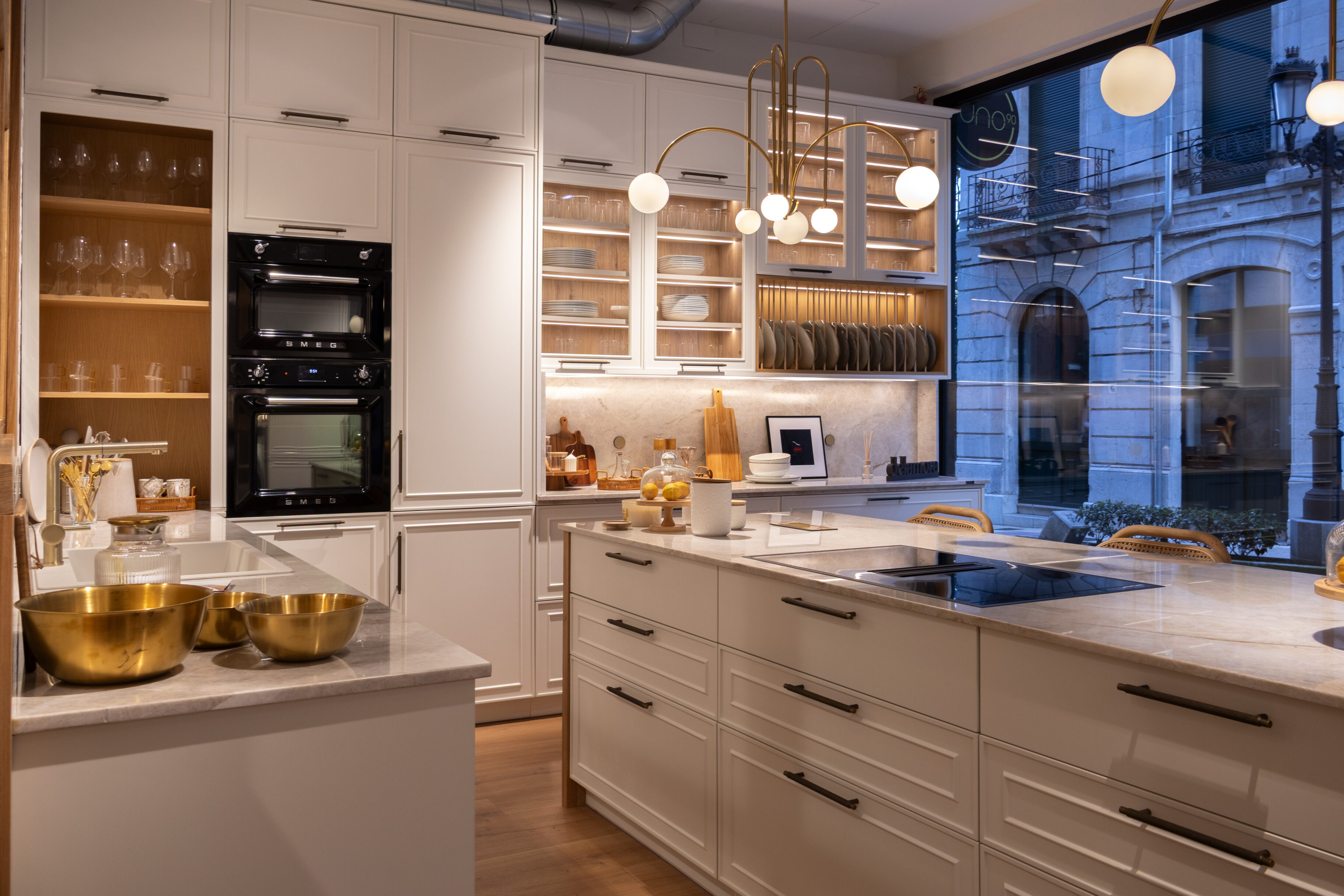 Cocina contemporánea con muebles altos y bajos y encimeras de piedra