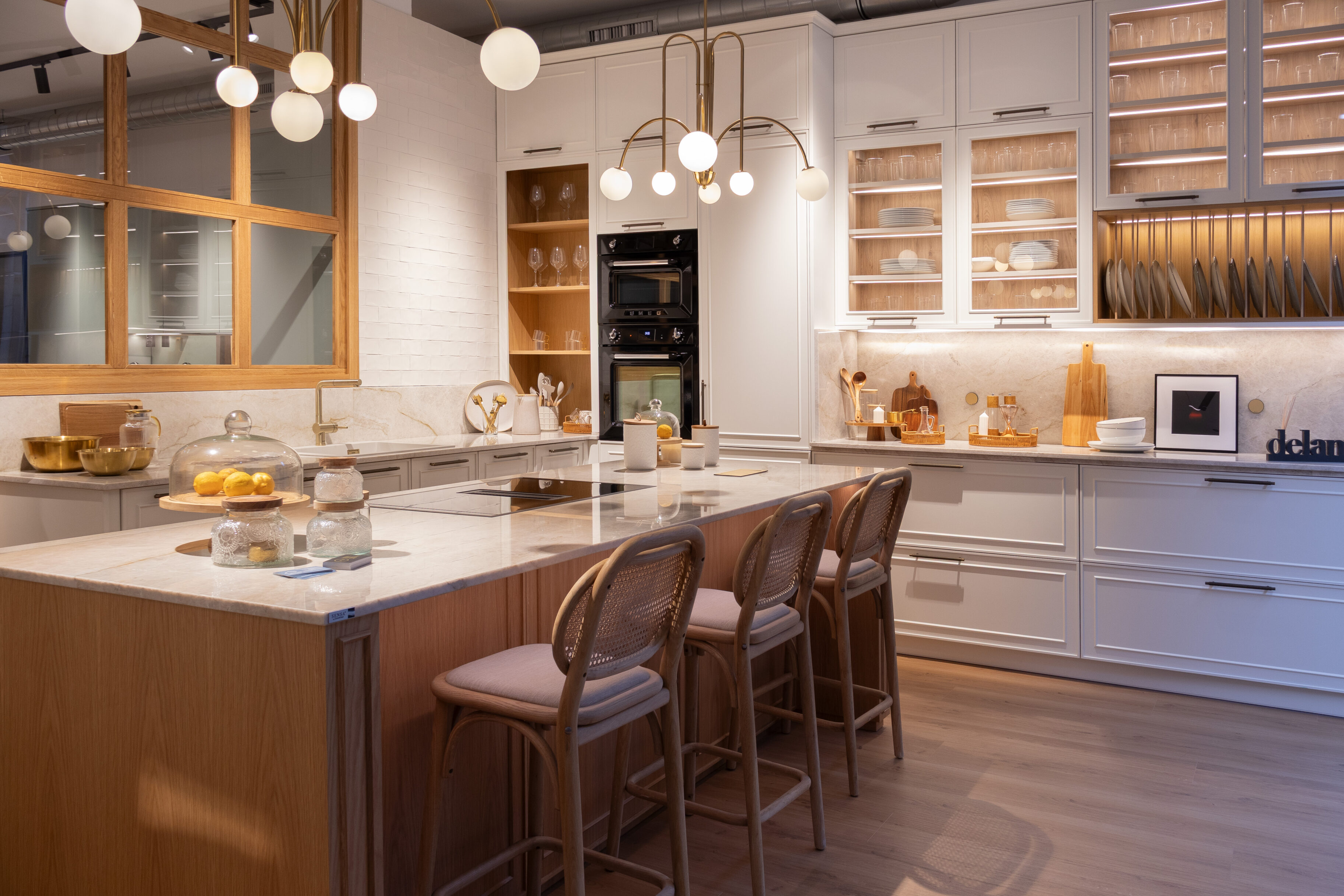 Cocina blanca contemporánea con barra de desayunos y detalles en madera