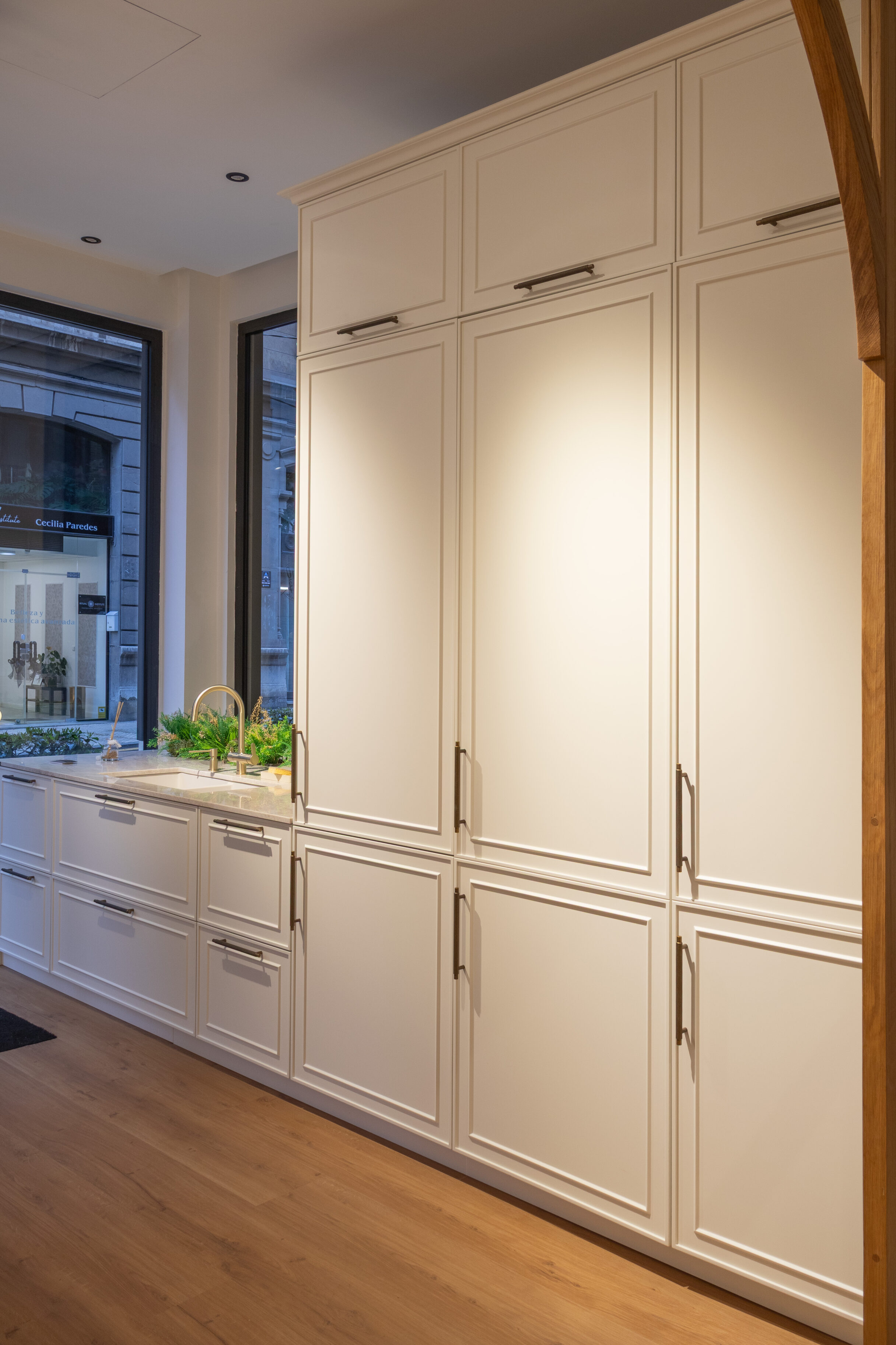 Muebles de cocina en color blanco con tiradores metálicos