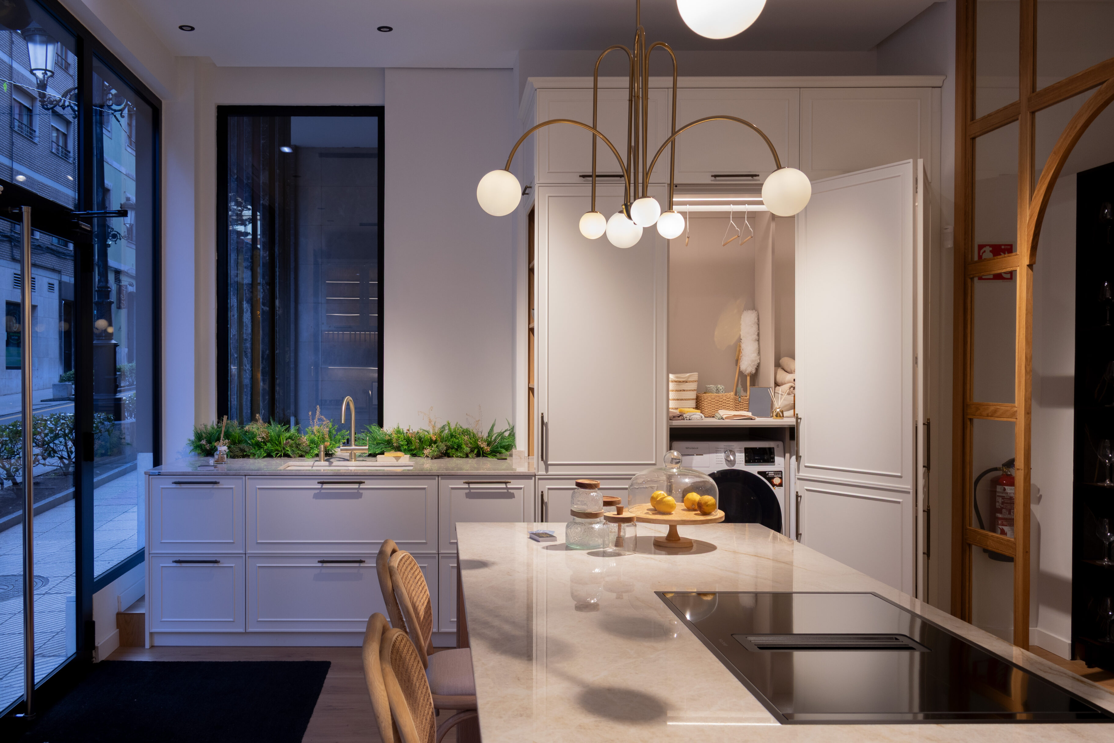 Cocina blanca con barra de cocina y lámpara de diseño moderno