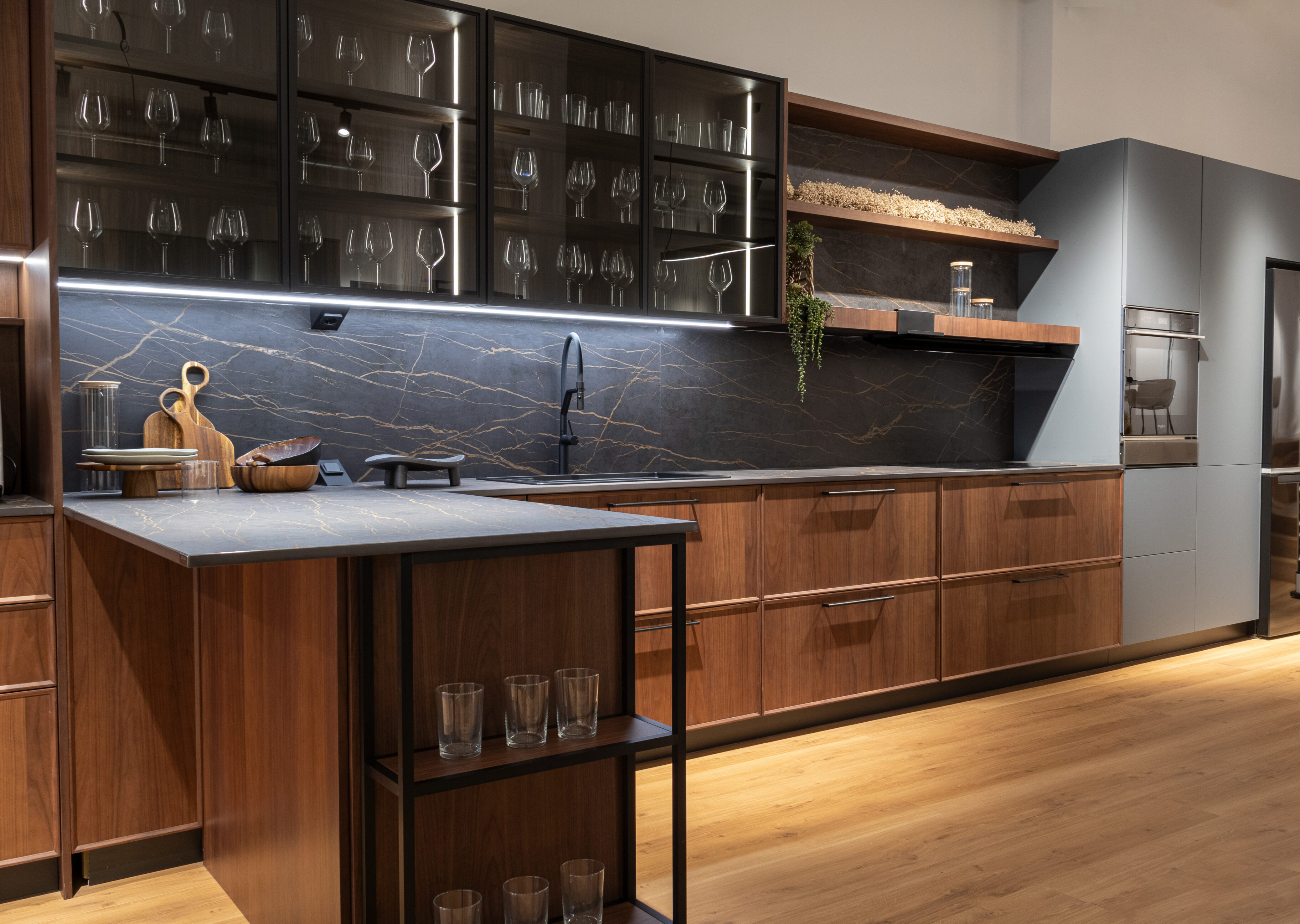 Cocina moderna con muebles de madera y encimera de piedra oscura
