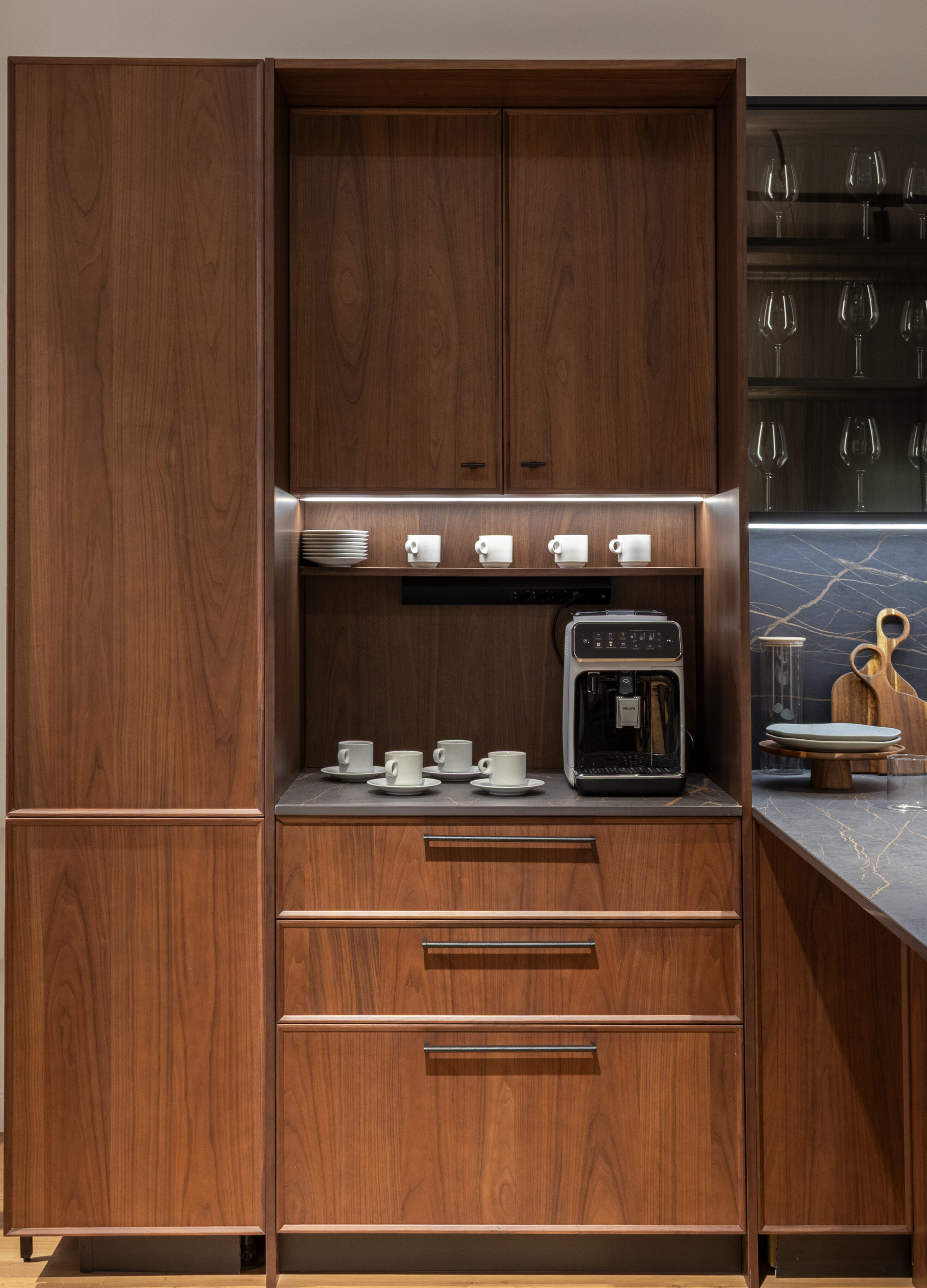Mueble de cocina de madera con estante, cafetera y tazas