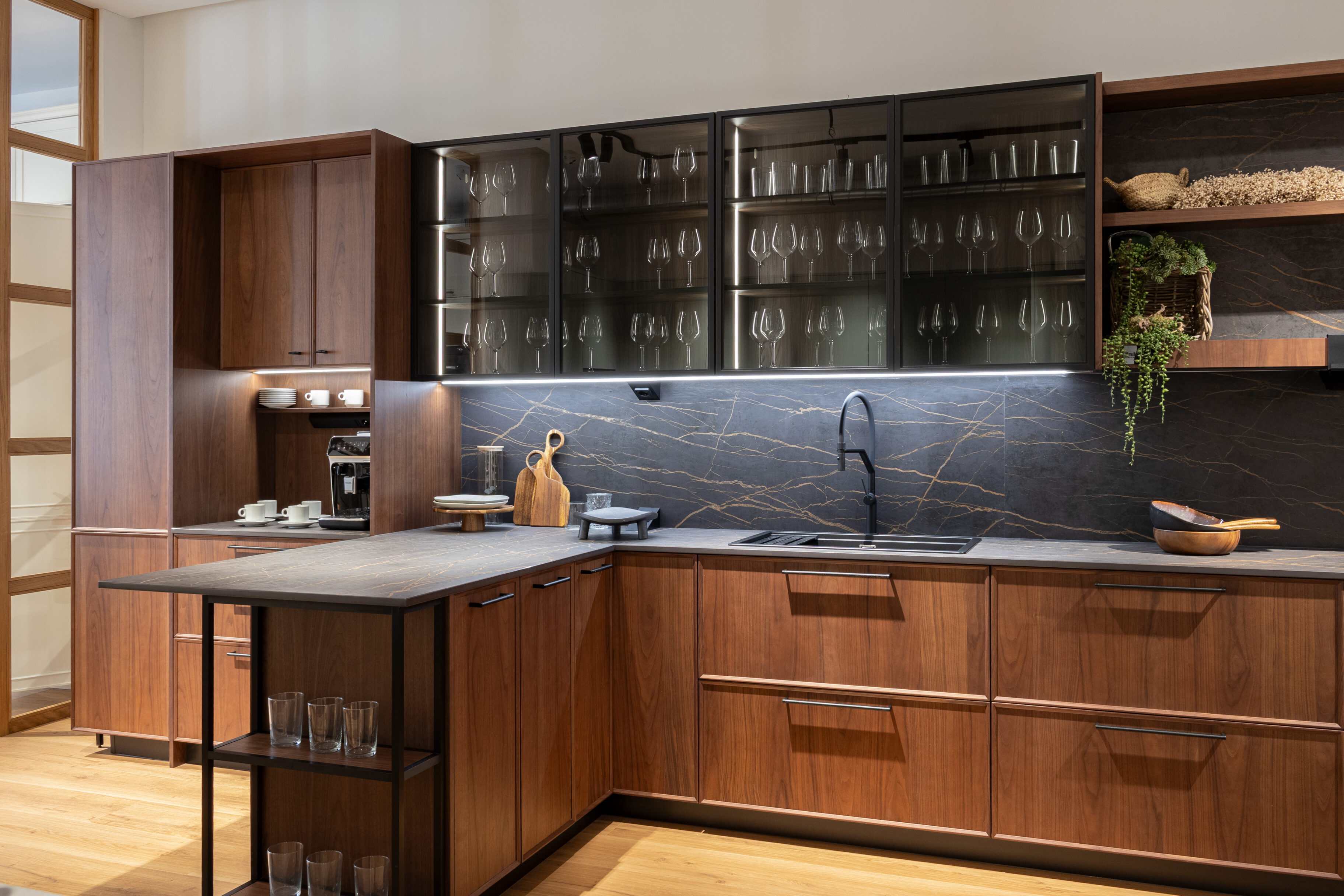 Cocina contemporánea con muebles de madera y encimera de piedra.