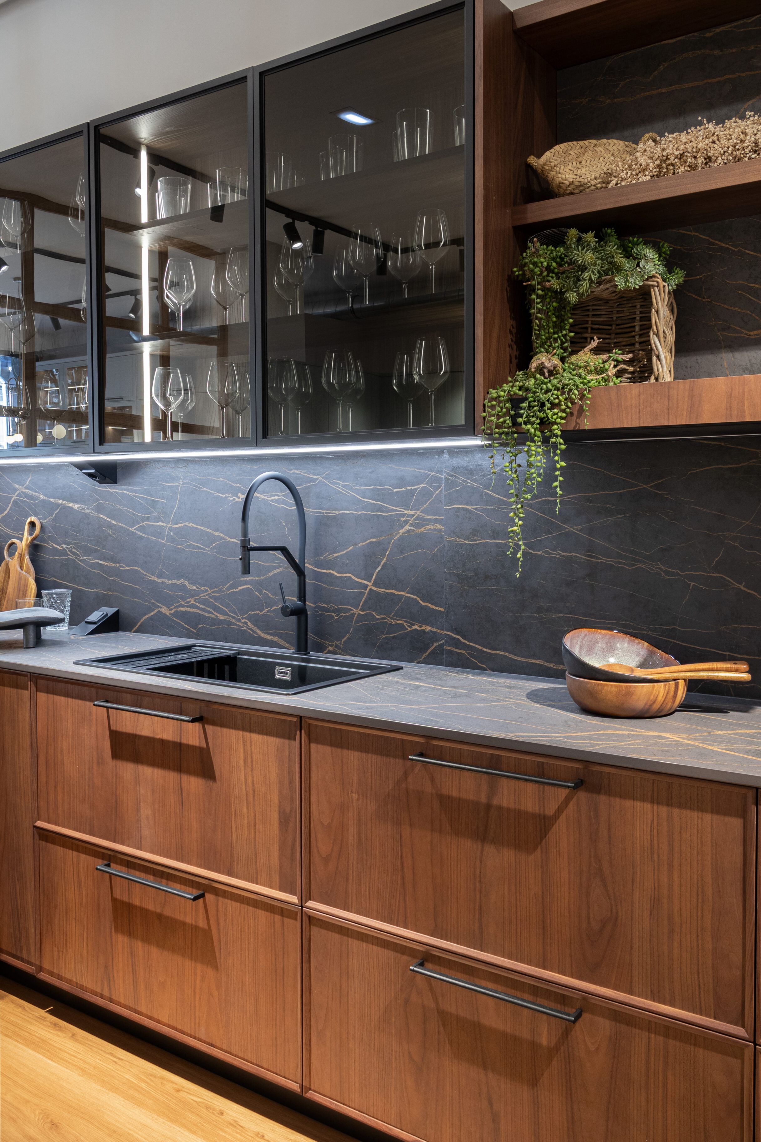 Cocina elegante con muebles de madera y encimera de piedra.