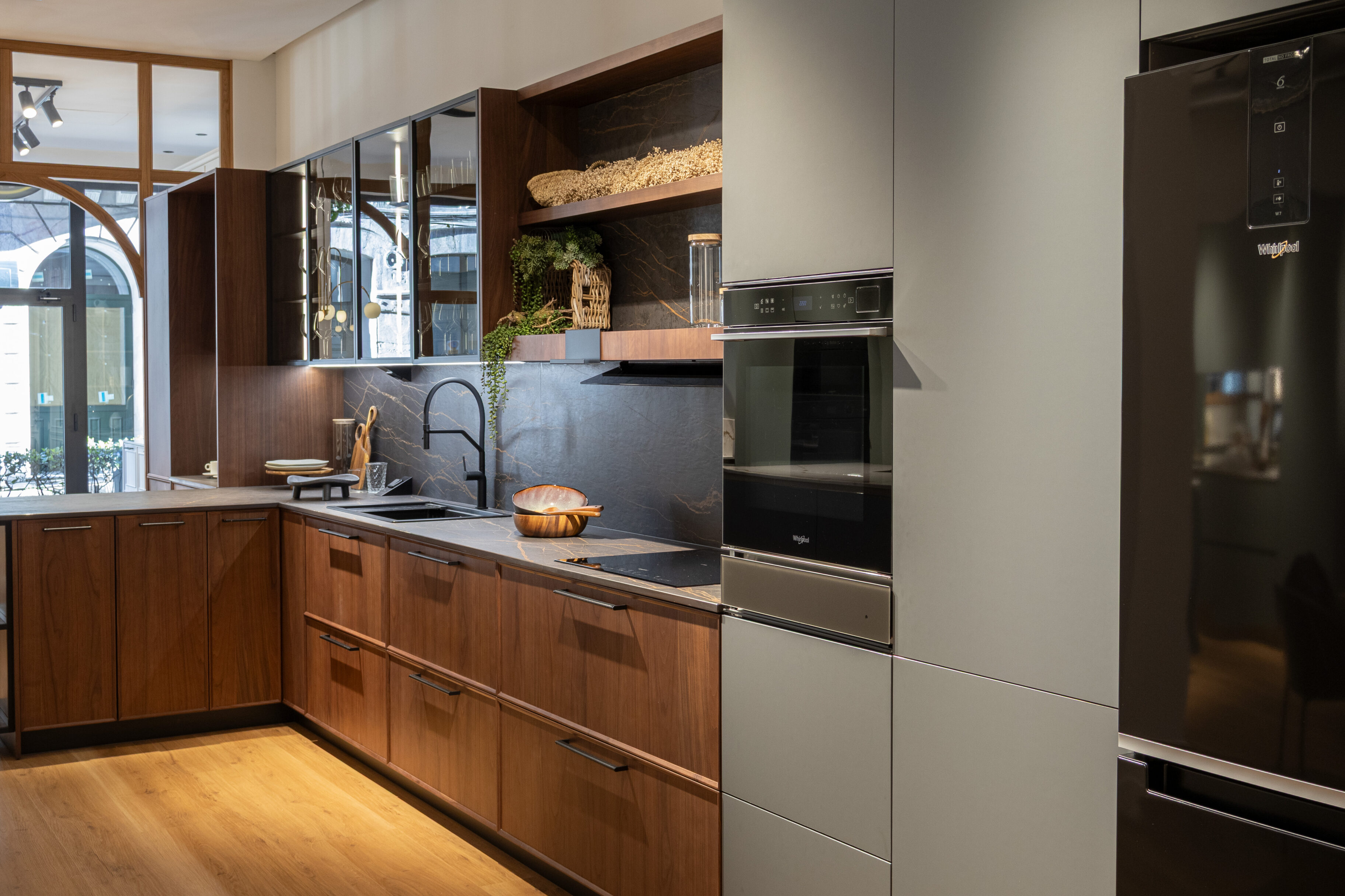 Cocina moderna con muebles de madera y encimera de diseño contemporáneo