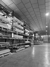 Estanterías de acero con materiales diversos en un almacén de cocinas