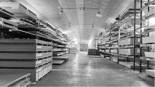 Almacén con estanterías llenas de tableros de madera para la fabricación de muebles